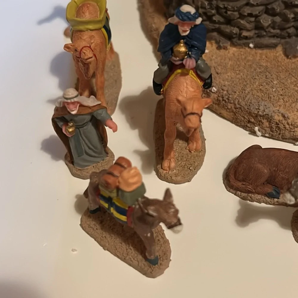 Lemax Nativity Scene with Multicolor Figurines - Picture 3 of 6